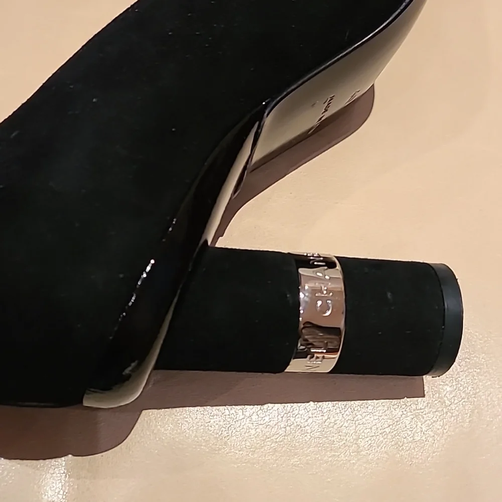 CHANEL black suede pumps with chrome and patent leather details. Size 40 - Picture 10 of 16